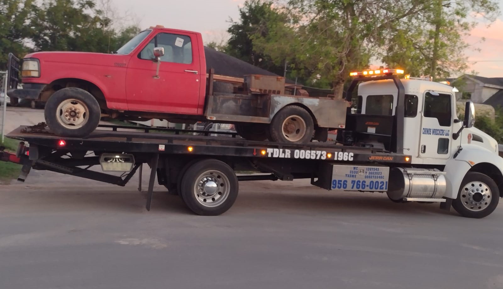 White Flatbed/Tow Truck